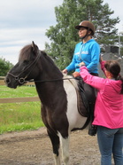 Viime vuonna sennuleirillä oli teemana Ratsastuspilates ja Aira Toivola. Tänä vuonna luvassa Henna Kanniston "Tie Ratsastajaksi" -iltapäivä.