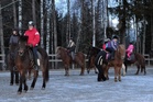 Etualalla 4-vuotias Röskur Katin kanssa. Röskur tosihommissa ja ensimmäistä kertaa isossa letkassa.
